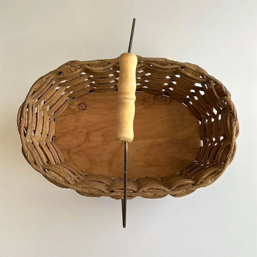 VINTAGE FARMHOUSE SPLINT WOODEN BASKET MOVEABLE BAIL HANDLE BOTTOM STAMPED